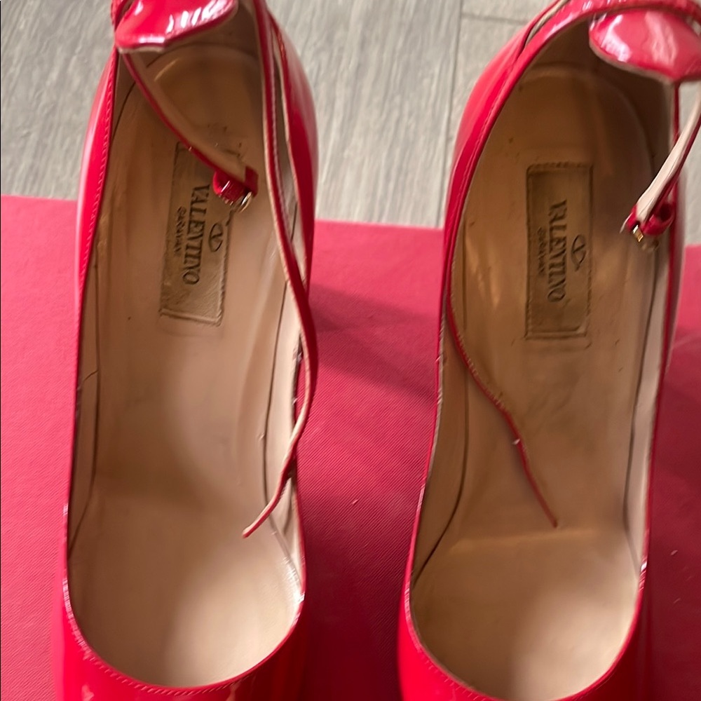 Valentino Garavani Red Stiletto Heels - Picture 7 of 8